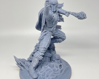 Puede incluir: Una figura gris impresa en 3D de un personaje de la franquicia Star Wars, de pie sobre una base rocosa. El personaje sostiene un bláster en una mano y un arma en la otra.