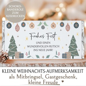 Könnte beinhalten: Ein rechteckiges Geschenk-Etikett mit dem Text "Frohes Fest" und "Frohes neues Jahr" auf Deutsch. Das Design umfasst Weihnachtsbäume, Ornamente und Geschenkboxen in gedämpften Farben. Das Etikett hat auch den Text "Kleine Weihnachtsaufmerksamkeit".