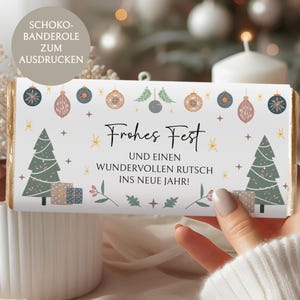 Könnte beinhalten: Festliche Schokoladenriegelverpackung mit Weihnachtsdekorationen. Die Verpackung zeigt Weihnachtsbäume, Geschenke und Ornamente mit dem Text "Frohes Fest" und "und einen wundervollen Rutsch ins neue Jahr!"