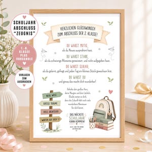 Könnte beinhalten: Ein gerahmter Druck mit deutschem Text zum Abschluss der 2. Klasse. Das Design zeigt einen hölzernen Wegweiser mit vier Schildern, einen Rucksack, einen Bücherstapel und einen Stiftehalter, verziert mit kleinen Herzen und Blättern.