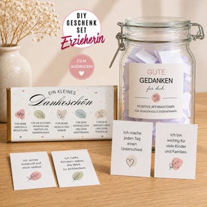 Può includere: Un barattolo di vetro trasparente con chiusura a scatto in metallo riempito di foglietti bianchi, accompagnato da un involucro di cioccolato rettangolare e quattro cartoncini, con testo in tedesco, illustrazioni floreali e dettagli pastello.