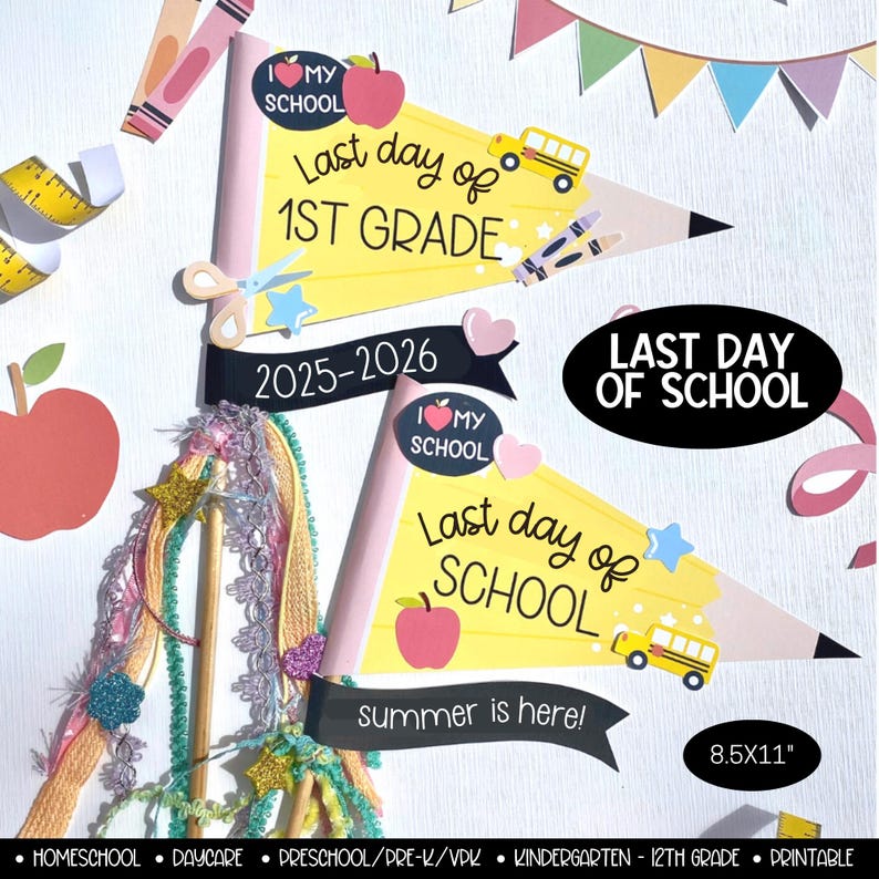 Puede incluir: Banderines imprimibles con tem&aacute;tica escolar con los textos "Last day of 1st Grade" y "Last day of SCHOOL". Incluye un autob&uacute;s escolar amarillo, manzanas y estrellas. Tambi&eacute;n se ve el texto "summer is here!". Tama&ntilde;o: 21,59 cm x 27,94 cm.