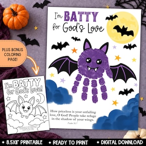 Könnte beinhalten: Ein druckbares Bastelblatt mit einer lila Handabdruck-Fledermaus, einem gelben Mond, schwarzen Fledermäusen und bunten Sternen. Der Text lautet I'm BATTY for God's Love und Psalm 36:7. Enthält eine schwarz-weiße Malvorlage, 21,6x27,9 cm.