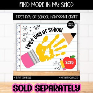 Puede incluir: Un dise&ntilde;o imprimible de "Manualidad de huellas de manos para el primer d&iacute;a de escuela". El dise&ntilde;o presenta una huella de mano amarilla, una manzana roja con "2025", un l&aacute;piz y el texto "First Day of School". El dise&ntilde;o est&aacute; sobre un fondo de papel rayado.