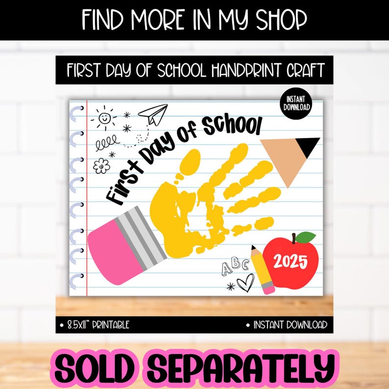 Puede incluir: Un dise&ntilde;o imprimible de "Manualidad de huellas de manos para el primer d&iacute;a de escuela". El dise&ntilde;o presenta una huella de mano amarilla, una manzana roja con "2025", un l&aacute;piz y el texto "First Day of School". El dise&ntilde;o est&aacute; sobre un fondo de papel rayado.