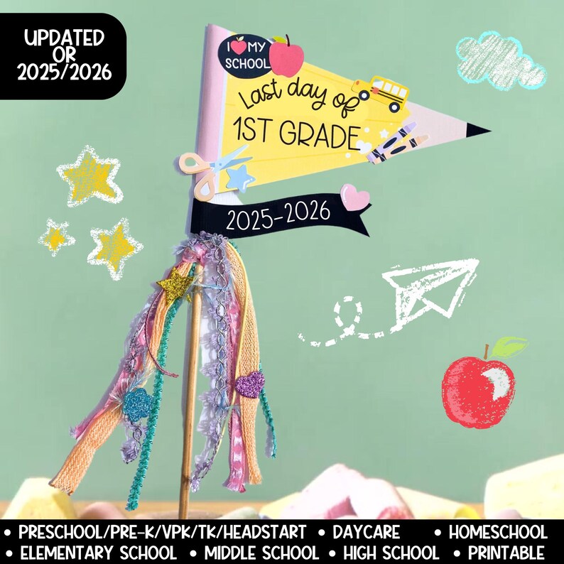 Puede incluir: Una bandera decorativa con tem&aacute;tica escolar con el texto "Last day of 1st Grade 2025-2026". La bandera es amarilla y tiene forma de l&aacute;piz, con una ilustraci&oacute;n de autob&uacute;s escolar y cray&oacute;n. Tiene cintas y estrellas coloridas.
