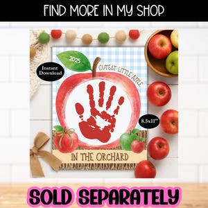 Puede incluir: Una impresi&oacute;n digital que presenta una manzana roja con una huella de mano en el centro, el texto "Cutest Little Apple" y "In the Orchard". La impresi&oacute;n mide 21,59 cm x 27,94 cm e incluye el texto "Descarga instant&aacute;nea" y el a&ntilde;o "2025".