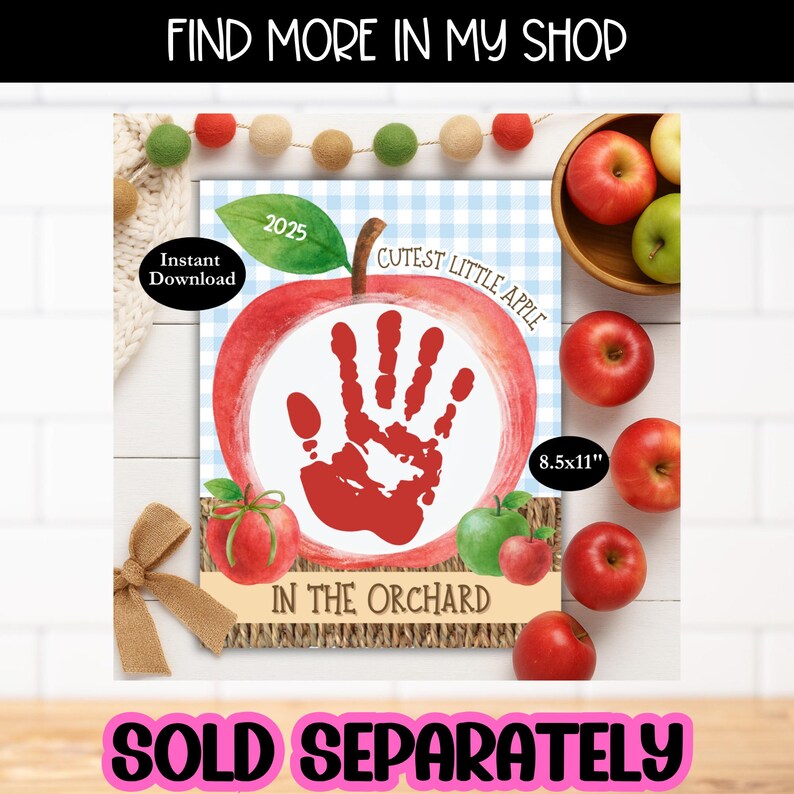 Puede incluir: Una impresi&oacute;n digital que presenta una manzana roja con una huella de mano en el centro, el texto "Cutest Little Apple" y "In the Orchard". La impresi&oacute;n mide 21,59 cm x 27,94 cm e incluye el texto "Descarga instant&aacute;nea" y el a&ntilde;o "2025".