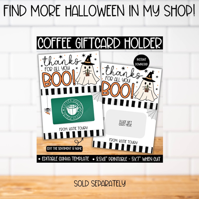 Op de afbeelding: Printbare Halloween-cadeaubonhouder met een spook dat een kopje koffie vasthoudt en de tekst "thanks for all you BOO!" De houder is 21,6 cm bij 27,9 cm en kan worden geknipt tot 12,7 cm bij 17,8 cm. De sjabloon is bewerkbaar in Canva.