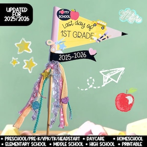 Puede incluir: Una bandera decorativa con tem&aacute;tica escolar con el texto "Last day of 1st Grade" y "2025-2026". La bandera tiene forma de l&aacute;piz y presenta un autob&uacute;s escolar y una manzana. Tiene cintas y estrellas coloridas, perfectas para celebrar el fin del curso escolar.