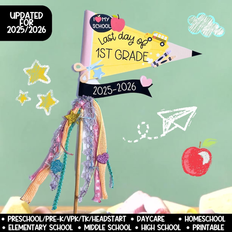 Puede incluir: Una bandera decorativa con tem&aacute;tica escolar con el texto "Last day of 1st Grade" y "2025-2026". La bandera tiene forma de l&aacute;piz y presenta un autob&uacute;s escolar y una manzana. Tiene cintas y estrellas coloridas, perfectas para celebrar el fin del curso escolar.