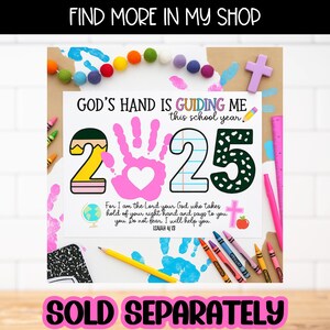 Puede incluir: Una impresi&oacute;n blanca con el texto "GOD'S HAND IS GUIDING ME this school year" y los n&uacute;meros "2025". La impresi&oacute;n incluye una huella de mano rosa, un coraz&oacute;n y crayones coloridos. El texto "SOLD SEPARATELY" est&aacute; en la parte inferior.