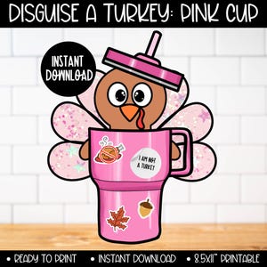 Puede incluir: Un vaso rosa con un diseño de pavo, con una cabeza de pavo y alas de plumas. El vaso tiene pegatinas que dicen "I AM NOT A TURKEY", una hoja, una bellota y un símbolo de no pavo. El texto "DISGUISE A TURKEY: PINK CUP" está en la parte superior.