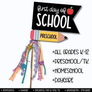 Puede incluir: Un cartel en blanco y negro con el texto "first day of SCHOOL" y una manzana roja. El cartel está unido a un lápiz amarillo con la palabra "PRESCHOOL" escrita en él. El cartel está decorado con cintas de colores y una estrella dorada.