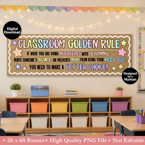 Könnte beinhalten: Ein rechteckiges Klassenzimmer-Banner mit korkfarbenem Hintergrund und weißem Wellenrand. Der Text lautet: CLASSROOM GOLDEN RULE. IF WHAT YOU ARE DOING INTERFERES WITH LEARNING, HURTS SOMEONE'S HEART, OR PREVENTS YOU FROM BEING YOUR BEST SELF, YOU NEED TO MAKE A BETTER CHOICE! Es enthält bunte, gepunktete Buchstaben und pastellfarbene Sternakzente.