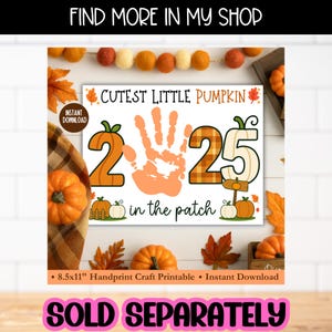 Puede incluir: Un imprimible con tem&aacute;tica oto&ntilde;al con el texto "Cutest Little Pumpkin" y una huella de mano. Los n&uacute;meros "2" y "25" est&aacute;n dise&ntilde;ados como calabazas. La imagen incluye calabazas, hojas y el texto "in the patch".