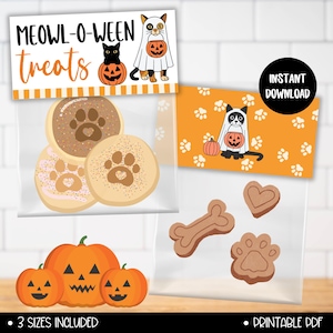 Puede incluir: Dulces con temática de Halloween con el texto "MEOWL-O-WEEN treats". La imagen presenta bolsas de galletas y dulces con forma de patas, huesos y corazones. También hay tres calabazas talladas y un gato disfrazado de fantasma sosteniendo una calabaza.