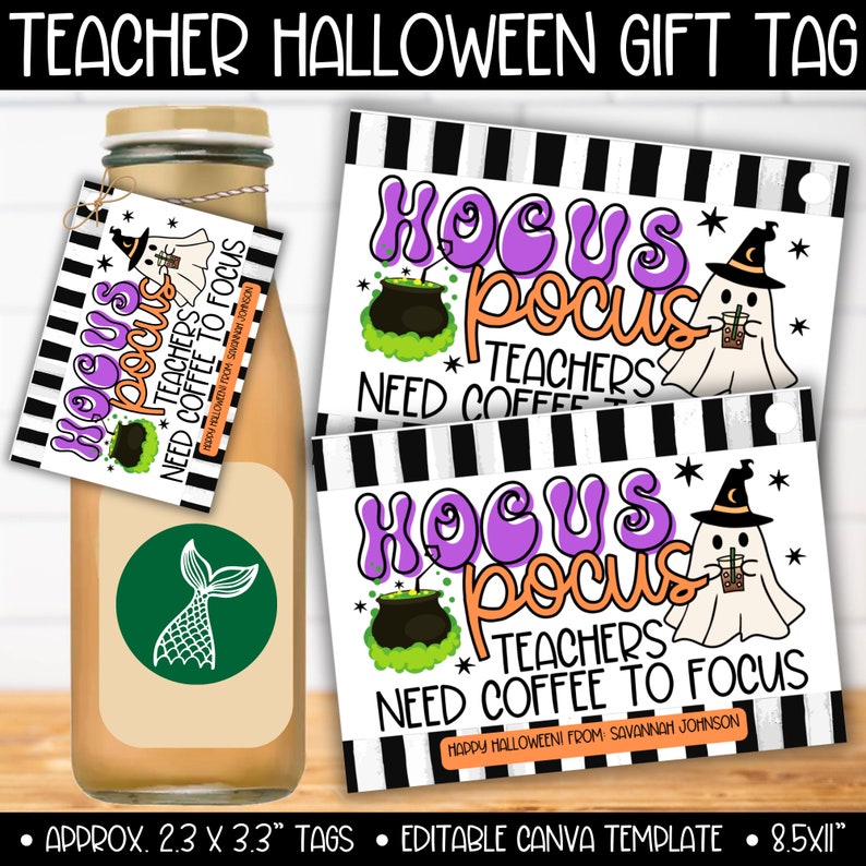 Op de afbeelding: Twee printbare cadeaulabels met een zwart-wit gestreepte achtergrond. De labels bevatten een spook, een ketel en de tekst "Hocus Pocus Teachers Need Coffee to Focus". De tekst "Happy Halloween! From: Savannah Johnson" is ook op het label opgenomen.
