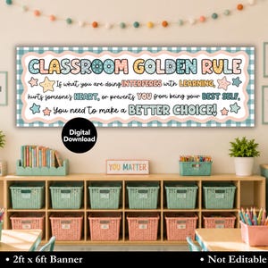 Puede incluir: Un cartel rectangular para aula con borde de cuadros vichy azules y blancos y el texto: CLASSROOM GOLDEN RULE. If what you are doing INTERFERES with LEARNING, hurts someone's HEART, or prevents YOU from being your BEST SELF, You need to make a BETTER CHOICE! El cartel incluye pequeñas ilustraciones de estrellas y mide 61cm x 183cm.