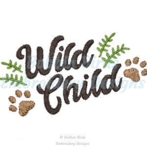 Op de afbeelding: Geborduurd ontwerp met de tekst "Wild Child" in bruin cursief schrift. Het ontwerp is omgeven door groene bladeren en bruine pootafdrukken.