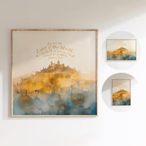 以下が含まれることがあります： 丘の上に建つ街を描いた水彩画。テキストは「あなたは世界の光です。丘の上に建てられた街は隠すことができません。マタイ 5:14」です。