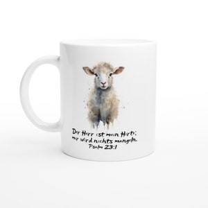 Puede incluir: Taza de cerámica blanca con una ilustración de acuarela de un cordero y el texto "Der Herr ist mein Hirte, mir wird nichts mangeln. Psalm 23:1"
