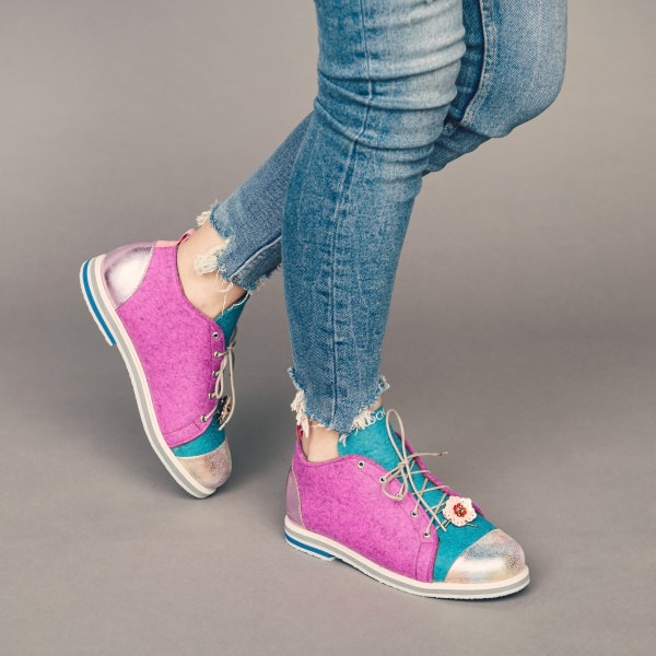Chaussures plates décontractées en laine mérinos feutrée rose et bleue pour femmes, chaussures à lacets quotidiens avec des détails floraux conçues par LivinLovin