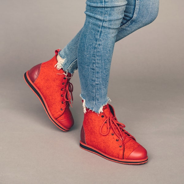 Chaussures plates décontractées en laine mérinos feutrée rouge à la main pour femmes, chaussures à lacets quotidiens brillantes conçues par LivinLovin