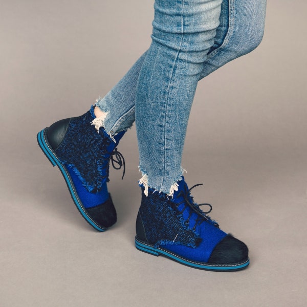 Donker marineblauw handgemaakte vilten merinowol casual platte schoenen voor vrouwen, dagelijkse veterschoenen ontworpen door LivinLovin