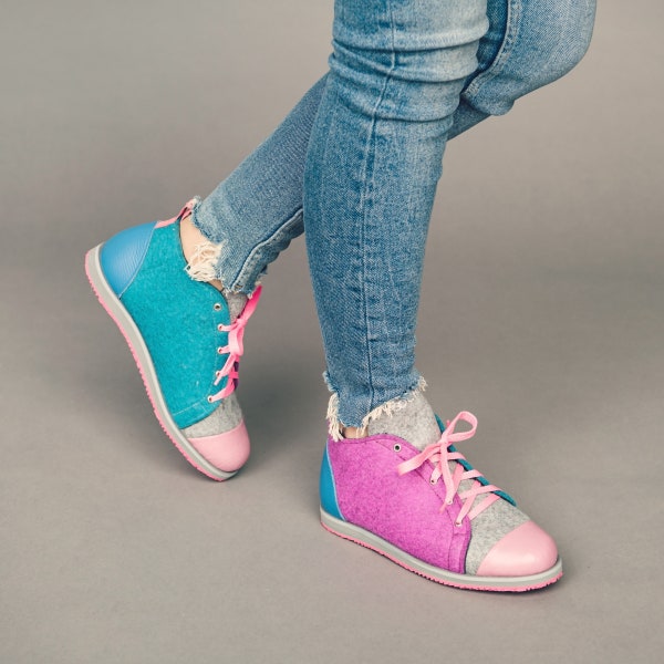 Kleurrijke roze, blauwe en grijze handgemaakte vilten merinowol casual platte schoenen voor vrouwen, multicolor dagelijkse veterschoenen ontworpen door LivinLovin