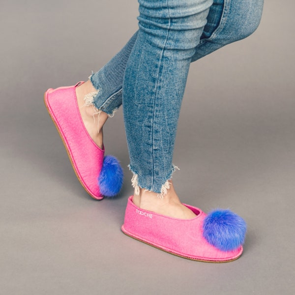Roze vilten wollen pantoffels met blauwe pom poms voor vrouwen, handgemaakte platte schoenen, fuzzy slippers ontworpen door LivinLovin