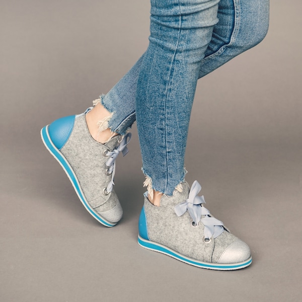 Grijs en blauw handgemaakte vilten merinowol casual platte schoenen voor vrouwen, dagelijks lint veterschoenen ontworpen door LivinLovin