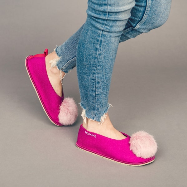 Roze vilten merinowol pantoffels met pom poms voor vrouwen, handgemaakte huis platte schoenen, fuzzy slippers ontworpen door LivinLovin