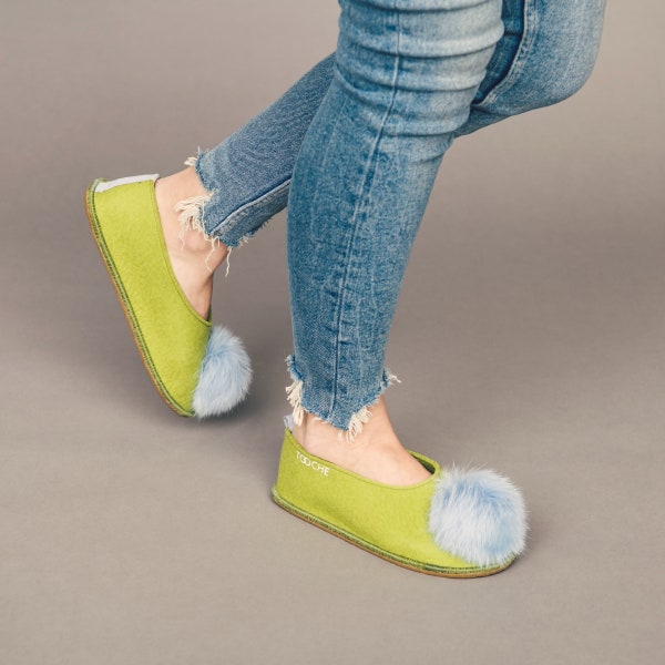 Pantoufles en laine mérinos feutrée vert citron vert vert avec pompons bleu clair pour femmes, chaussures plates maison faites à la main, pantoufles floues conçues par LivinLovin