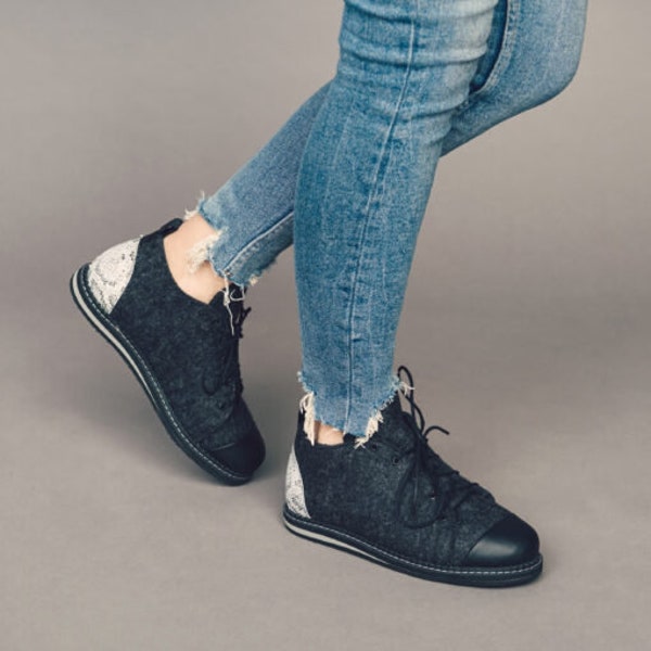 Zwart-wit handgemaakte vilten merinowol casual platte schoenen voor vrouwen, dagelijkse veterschoenen ontworpen door LivinLovin