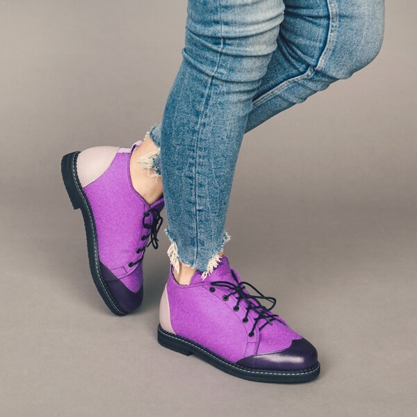 Paars handgemaakte vilten merinowol casual platte schoenen voor vrouwen, dagelijkse veterschoenen ontworpen door LivinLovin