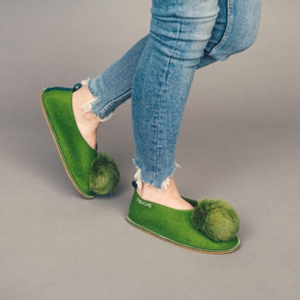 Groen gevilte wollen pantoffels met pom poms voor vrouwen, handgemaakte huis platte schoenen, fuzzy slippers ontworpen door LivinLovin