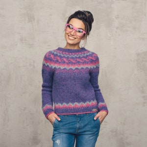 Hand knitted Icelandic wool sweater lopapeysa for teenage girl in purple, pink & grey colors, Fjólublá með BLEIKU Munstri