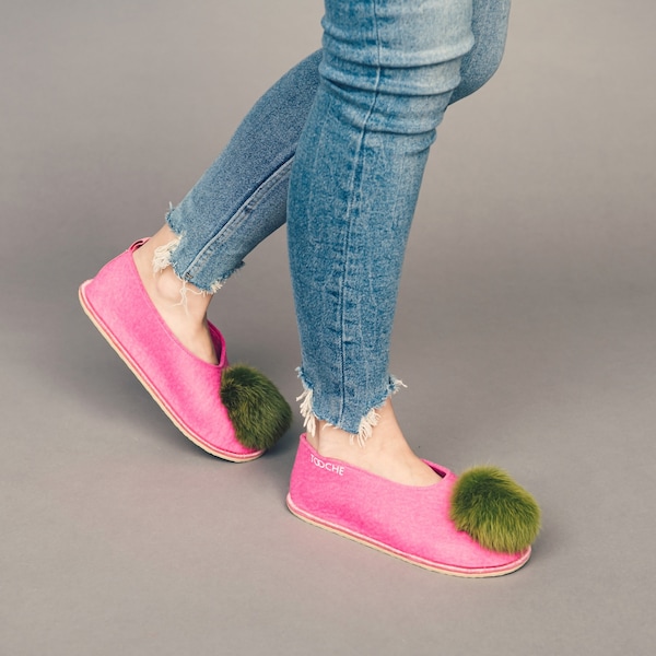Roze vilten wollen pantoffels met groene pom poms voor vrouwen, handgemaakte platte schoenen, fuzzy slippers ontworpen door LivinLovin