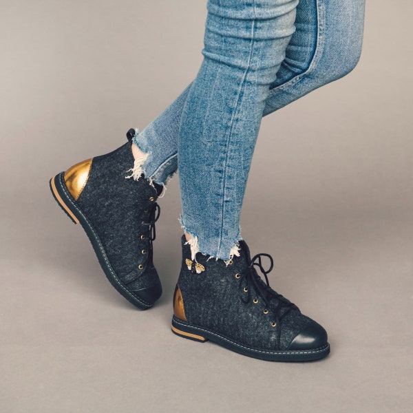 Chaussures plates décontractées en laine mérinos feutrée au charbon noir pour femmes, chaussures noires à lacets quotidiens avec des détails dorés conçues par LivinLovin