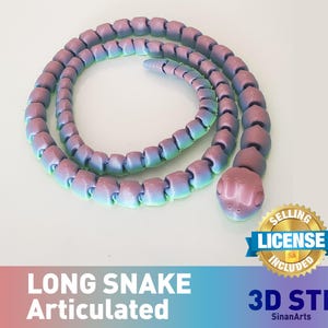Puede incluir: Un juguete de serpiente larga y articulada en tonos morados, azules y verdes. La serpiente está enrollada y tiene una cabeza redondeada. El texto "LONG SNAKE Articulated" es visible en la parte inferior de la imagen. Un sello dorado con el texto "SELLING LICENSE INCLUDED" está en la esquina inferior derecha.