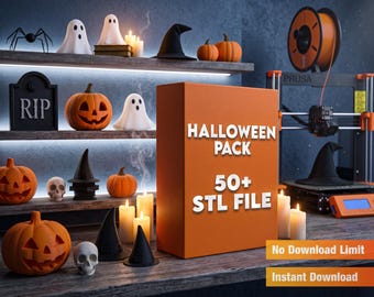 Może przedstawiać: Cyfrowy pakiet produktów na Halloween zawierający ponad 50 plików STL, przedstawiony jako pomarańczowe pudełko z białym tekstem. Scena zawiera wydrukowane w 3D dekoracje, w tym dynie, duchy, czaszki, kapelusze czarownic i świece.