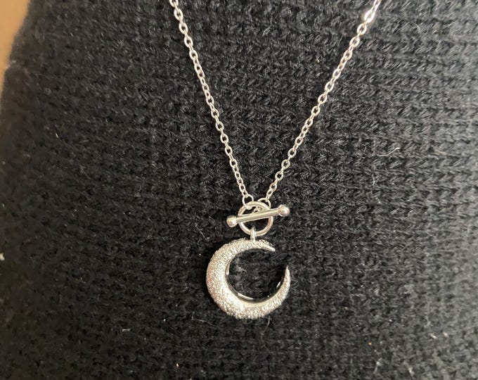 GLITTERY CRESCENT MOON Pendant