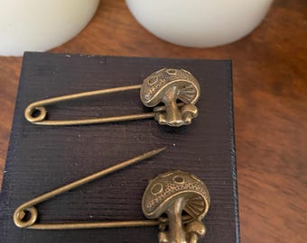 Antiqued Brass Mushroom Pin