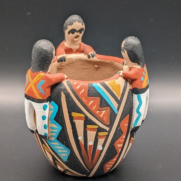 Handmade Native American Jemez Pueblo New Mexico Friendship Pottery signed R Toya