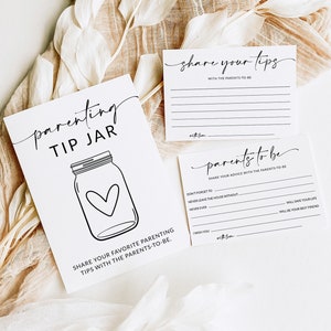 K&ouml;nnte beinhalten: Ein druckbarer Satz von Karten f&uuml;r eine Babyparty oder ein Geschenk f&uuml;r neue Eltern. Die Karten sind wei&szlig; mit schwarzem Text und einer einfachen Illustration eines Glases mit einem Herzen. Der Text auf den Karten lautet "Parenting Tip Jar" und "Teile deine Lieblings-Elterntipps mit den werdenden Eltern". Die anderen Karten lauten "Teile deine Tipps mit den werdenden Eltern" und "werdende Eltern: Teile deine Ratschl&auml;ge mit den werdenden Eltern".