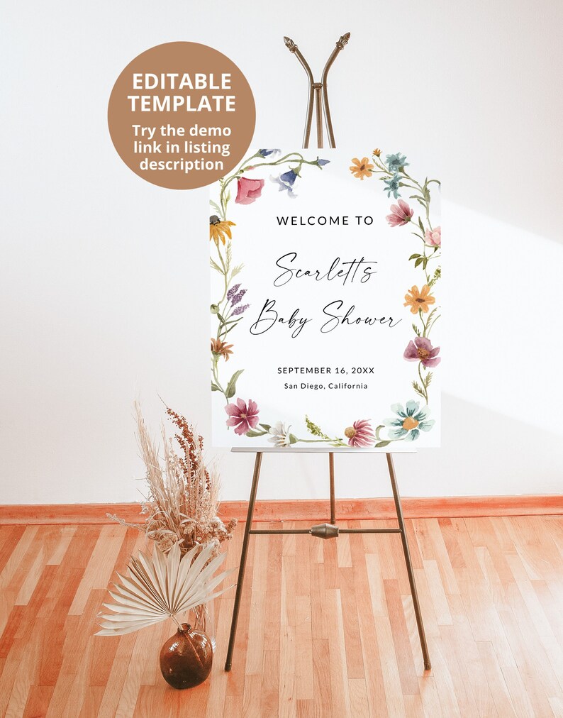 Pu&ograve; includere: Un cartello di benvenuto rettangolare bianco per un baby shower con un bordo floreale ad acquerello. Il testo recita: WELCOME TO, Scarletts Baby Shower, SEPTEMBER 16, 20XX, San Diego, California. Il cartello &egrave; esposto su un cavalletto.