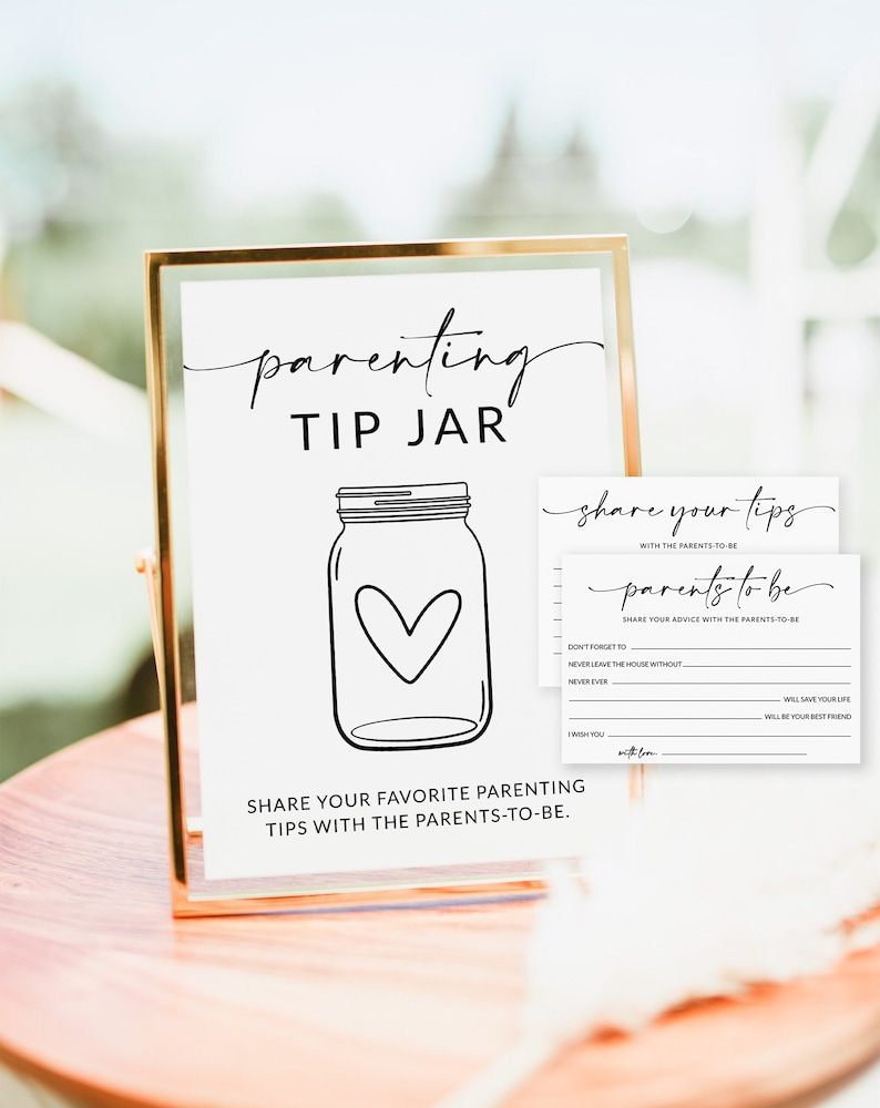 K&ouml;nnte beinhalten: Ein wei&szlig;es Schild mit schwarzem Text, auf dem "parenting tip jar" steht, mit einer Zeichnung eines Einmachglases mit einem Herzen darin. Unter dem Glas steht der Text "Share your favorite parenting tips with the parents-to-be."  Ein kleineres wei&szlig;es Schild mit schwarzem Text lautet "Share your tips with the parents-to-be" und "Share your advice with the parents-to-be."  Das Schild hat eine Liste mit Aufforderungen f&uuml;r Ratschl&auml;ge, wie z. B. "Vergiss nicht..." und "Verlasse das Haus niemals ohne..."