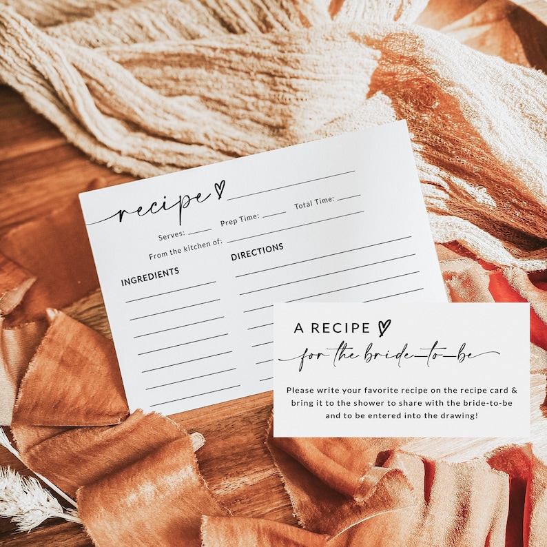 Pu&ograve; includere: Un biglietto di ricetta stampabile con un design a forma di cuore e il testo "recipe" e "A recipe for the bride-to-be". Il biglietto &egrave; bianco con testo nero e righe per scrivere i dettagli della ricetta.