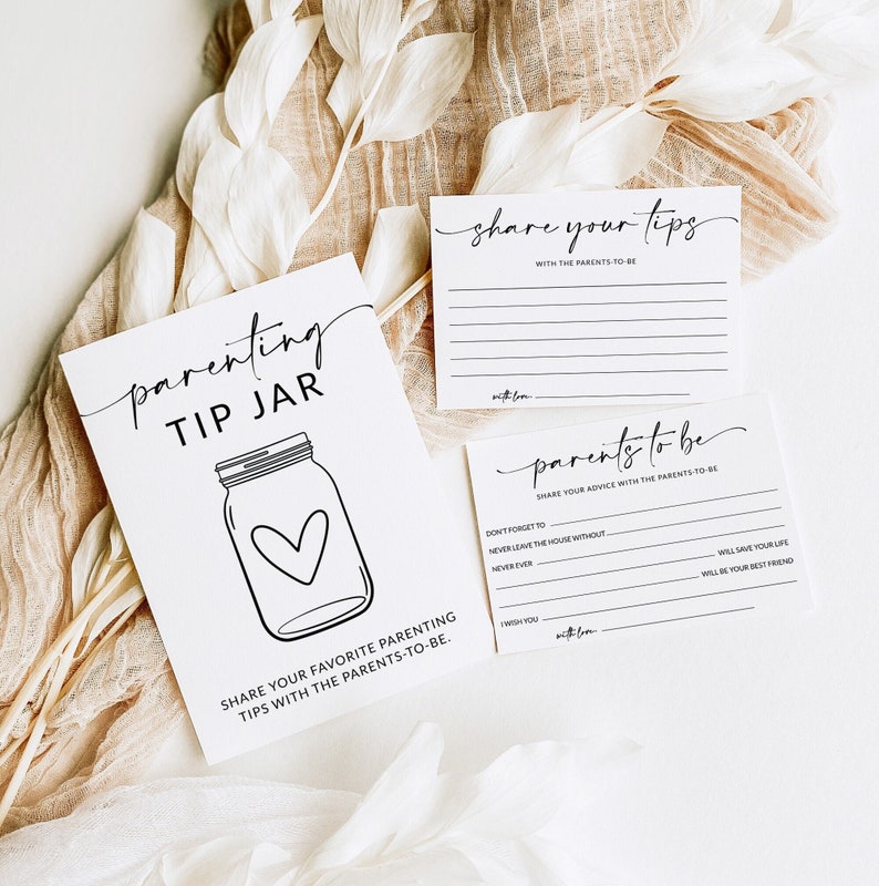 K&ouml;nnte beinhalten: Ein druckbarer Satz von Karten f&uuml;r eine Babyparty oder ein Geschenk f&uuml;r neue Eltern. Die Karten sind wei&szlig; mit schwarzem Text und einer einfachen Illustration eines Glases mit einem Herzen. Der Text auf den Karten lautet "Parenting Tip Jar" und "Teile deine Lieblings-Elterntipps mit den werdenden Eltern". Die anderen Karten lauten "Teile deine Tipps mit den werdenden Eltern" und "werdende Eltern: Teile deine Ratschl&auml;ge mit den werdenden Eltern".